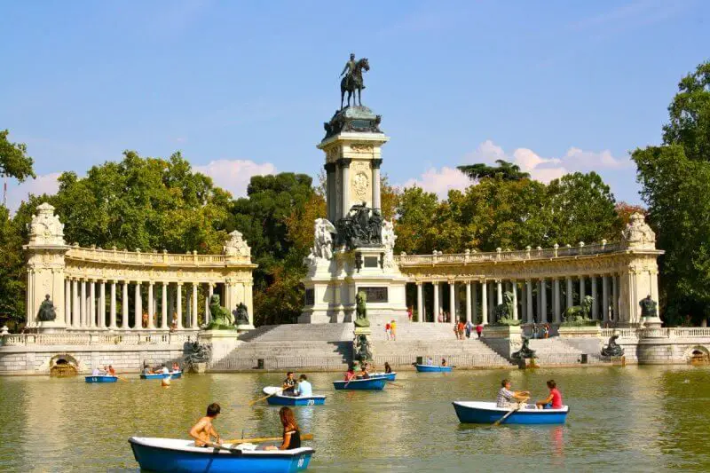 Tourist's guide to Retiro Park - one of the main attractions of Madrid