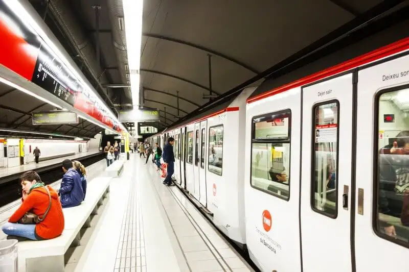 Tourist's guide to Barcelona metro, the most convenient way to move around
