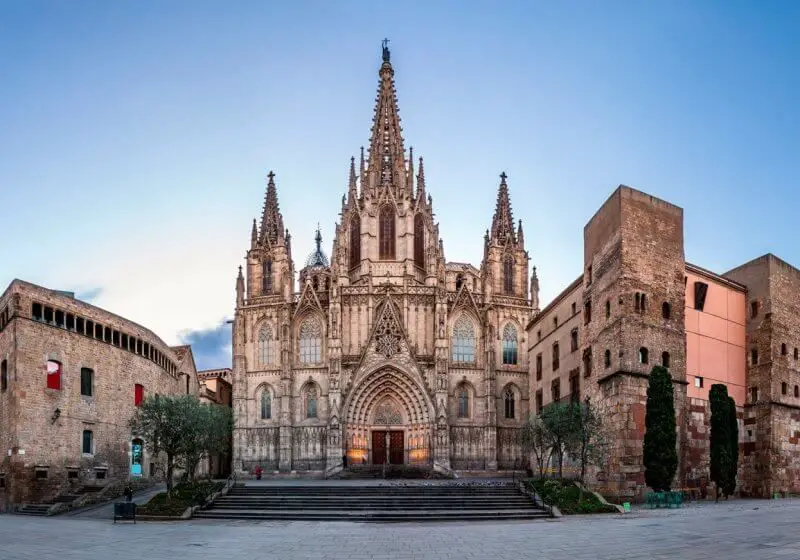 Tourist's guide to Cathedral of Holy Cross in Gothic Quarter of Barcelona