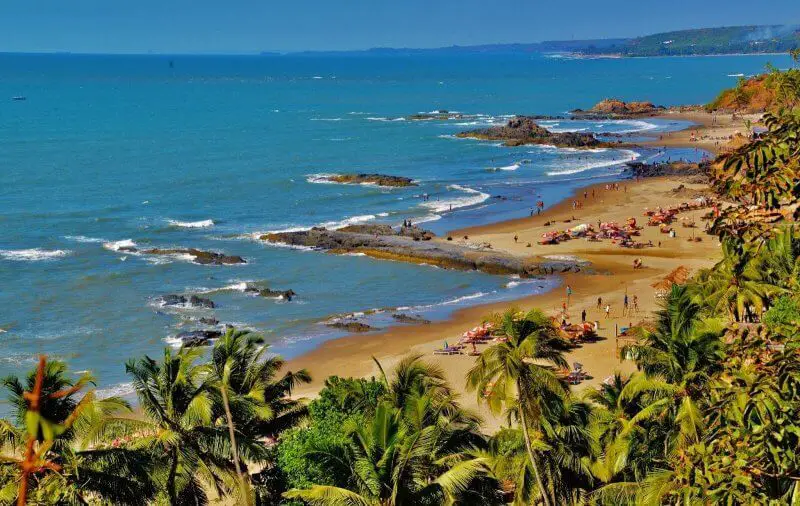 What attracts tourists to Vagator Beach in North Goa?