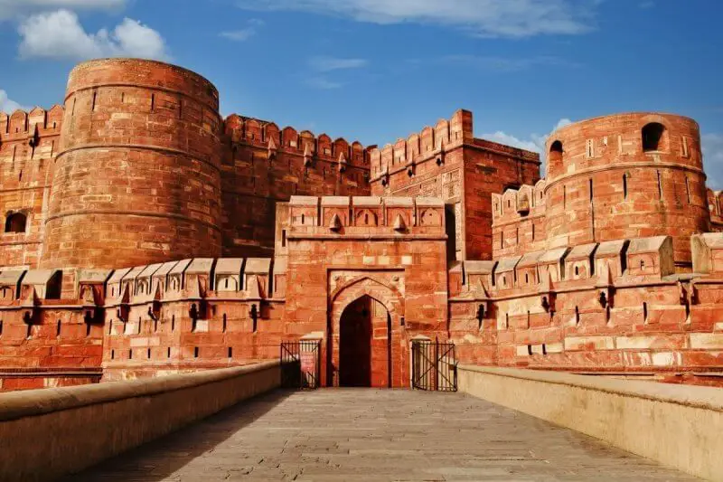 Tourist's guide to Red Fort in Agra - a memory of the Mughal Empire