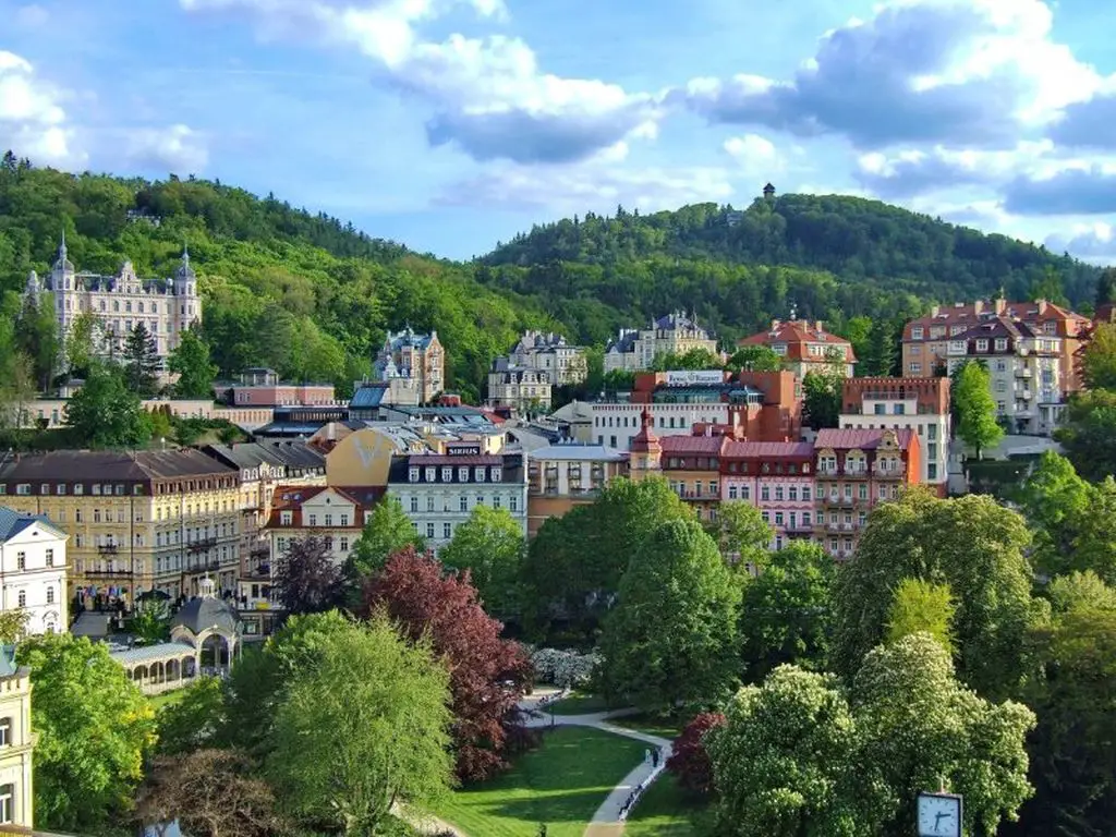 Karlovy Vary - tourist's guide to the world famous Czech health resort