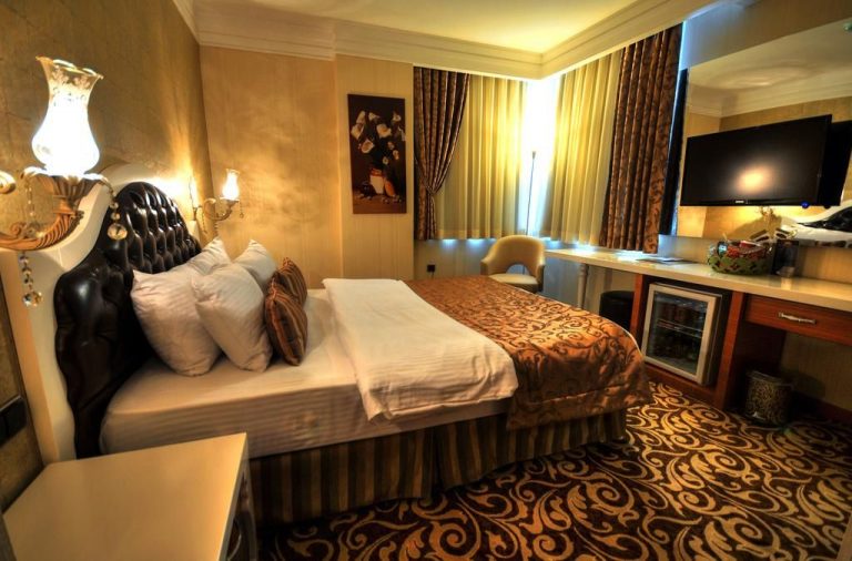 Hotel room Golden Deluxe Hotel