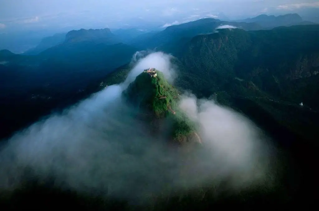 Tourist's guide to Adam's Peak - Sacred Mountain in Sri Lanka