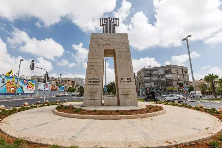 Monument to the defenders of the city