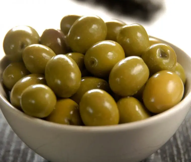 Canned Green Olives with Bone