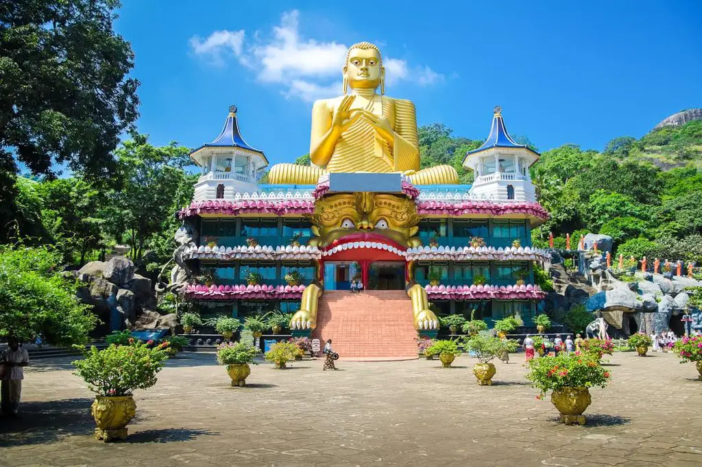 Tourist's guide to Dambulla Temple - An Ancient Landmark of Sri Lanka