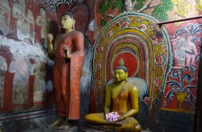 Sculptures in the cave Deva Raja, Dambulla