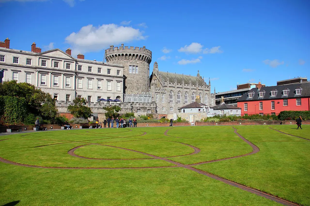 Tourist's guide to Dublin Castle, the main government building in Ireland