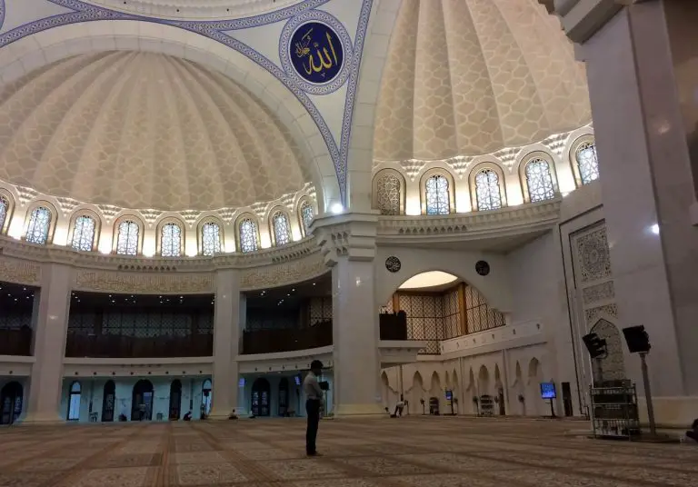 Interior of the Vilayat Persecutuan Mosque