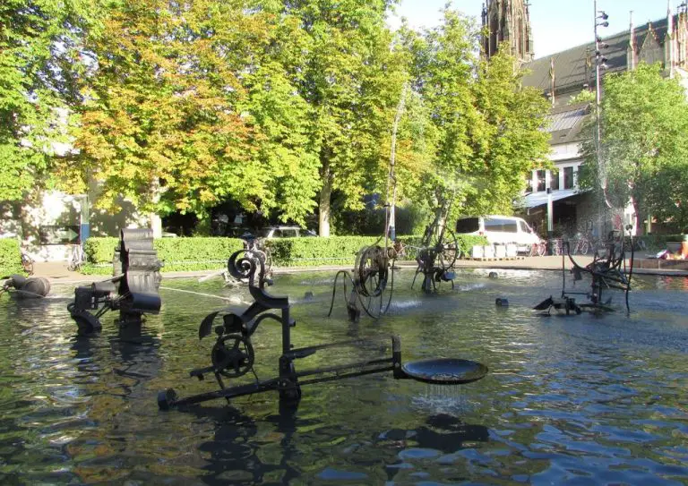 Kinetic sculpture fountain