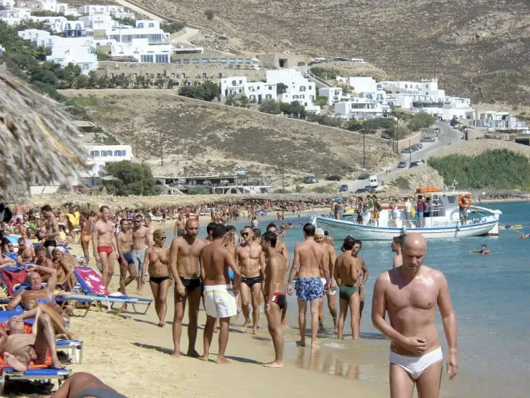 Here, completely without complexes, they sunbathe naked among the guys
