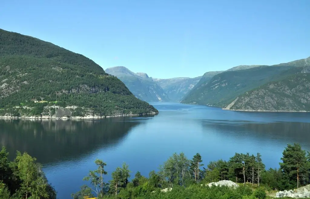 Tourist's guide to Hardangerfjord, Norway - see to believe