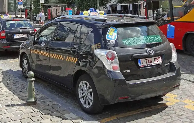 Taxi in Brussels with yellow and blue symbols