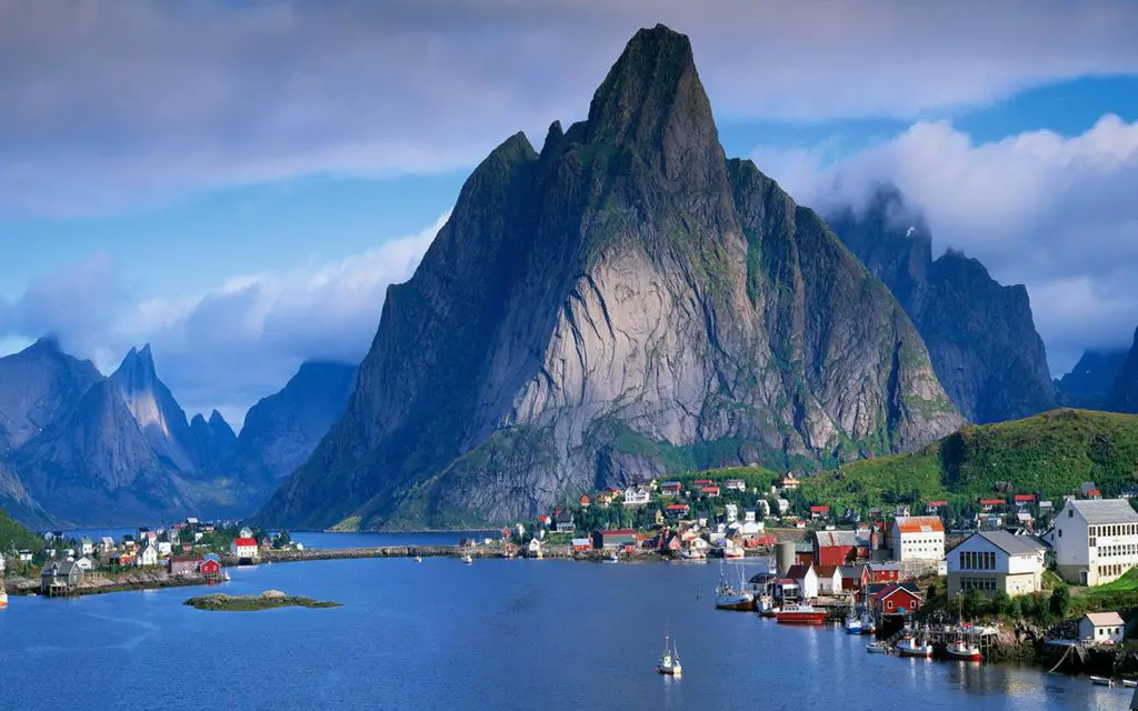 Tourist's guide to Lofoten Islands - the pearl of northern Norway