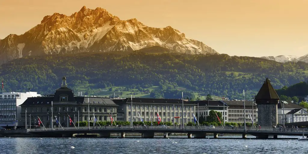 Tourist's guide to Lucerne - a city by the mountain lake of Switzerland