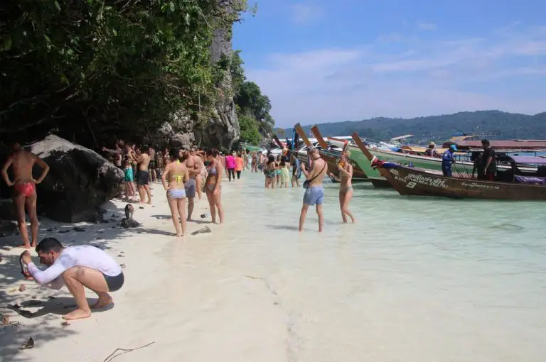 The number of tourists on the beach is many times higher than its capacity