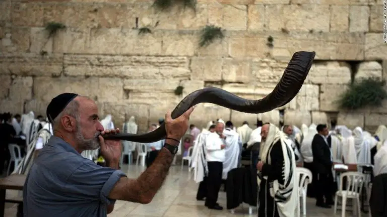 Rosh Hashanah blows the shofar