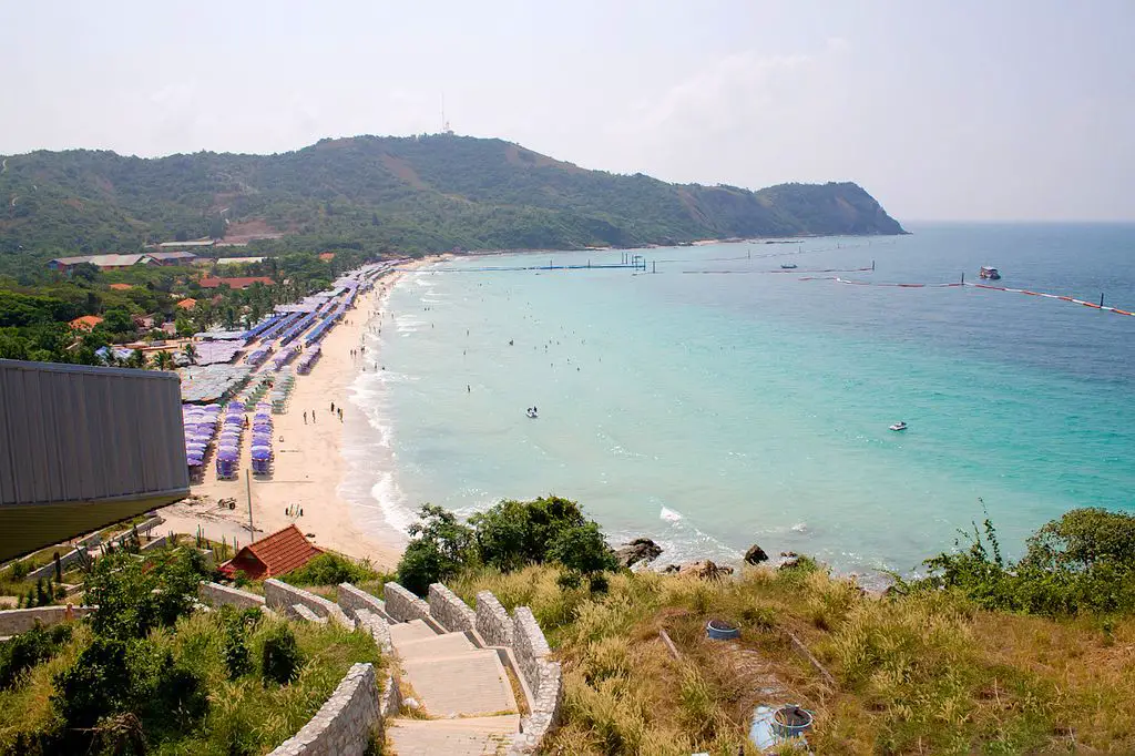 Tourist's guide to beaches in Koh Lan Island - the main competitor of Pattaya