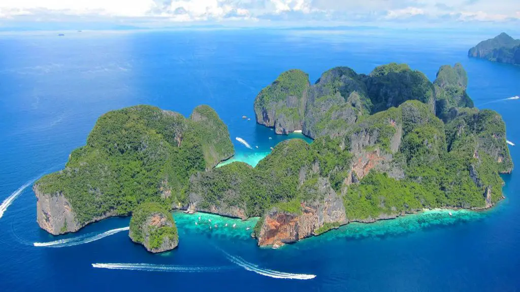 Tourist's guide to Phi Phi Le island: beaches, how to reach and travel tips