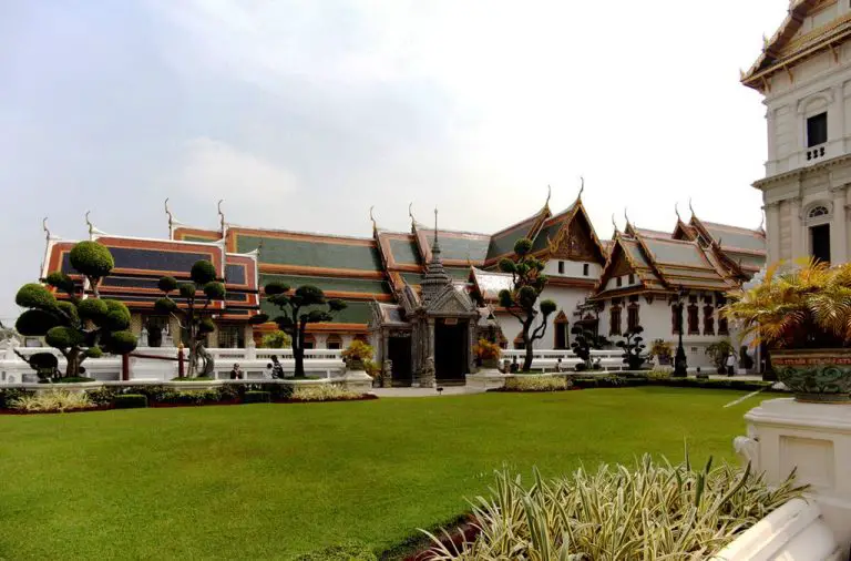 Building Group Phra Maha Montien