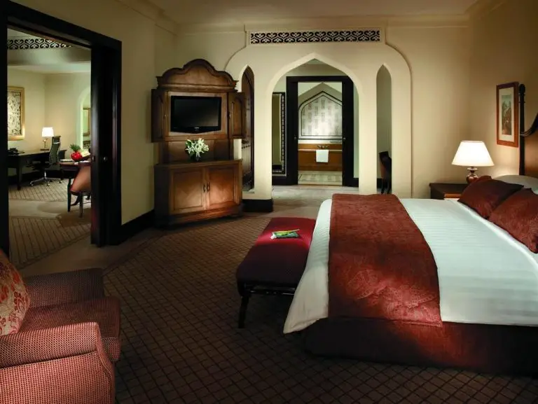 Hotel room Shangri-La Hotel, Qaryat Al Beri