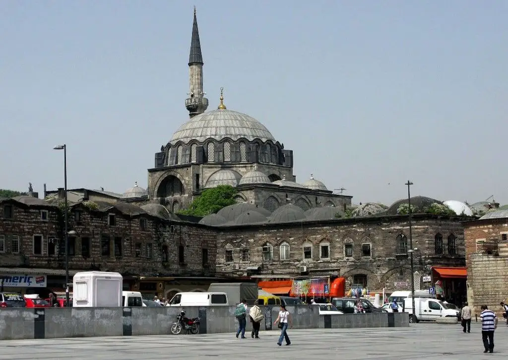 Tourist's guide to Rustem Pasha Mosque: a forgotten pearl of Istanbul