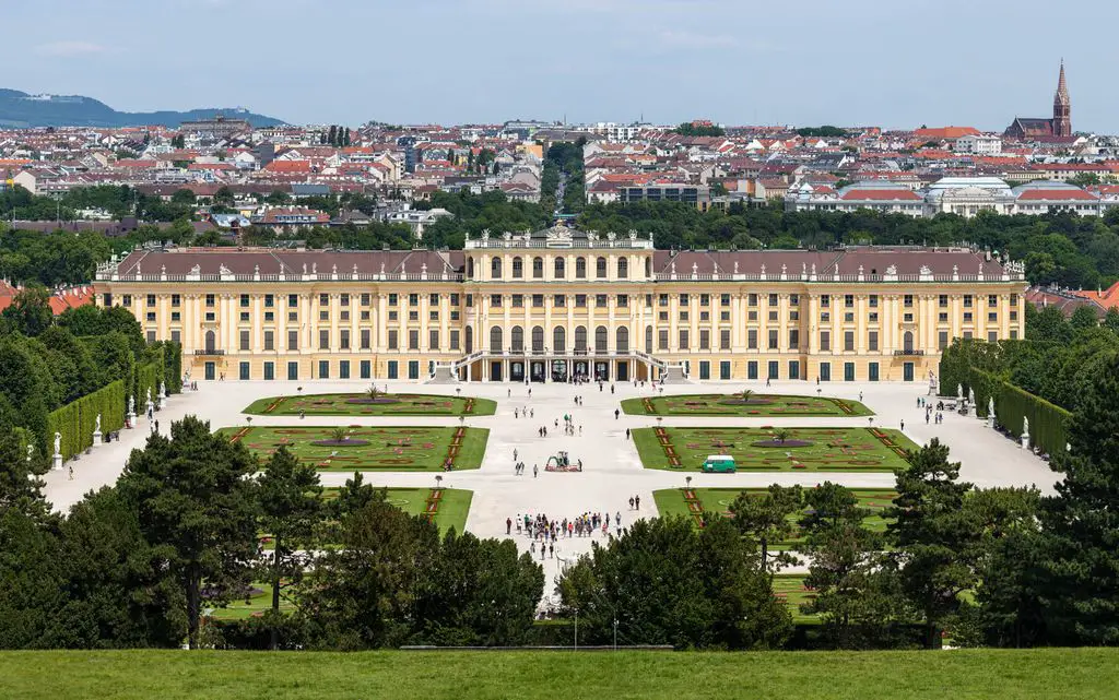 Schonbrunn Palace: useful information about the castle in Vienna
