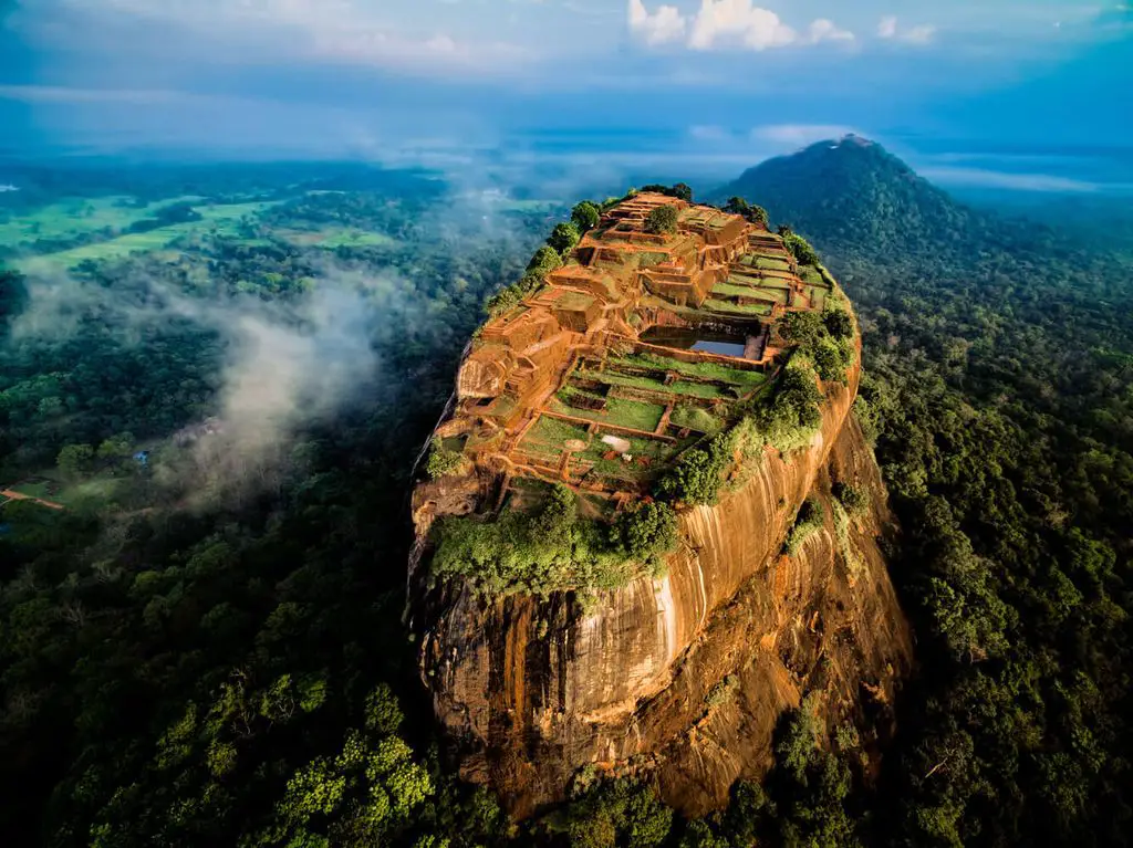 Tourist's guide to Sigiriya - rock and ancient fortress in Sri Lanka