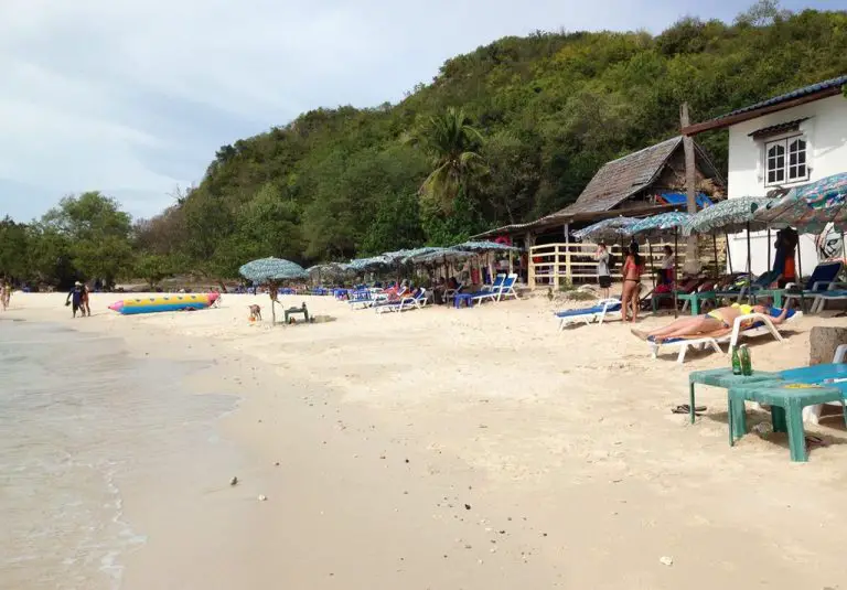 Relax on the beach of Tai Yai