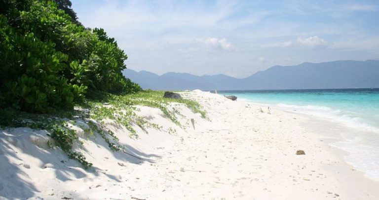 Beach on the island of Tulay