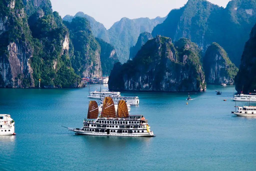 Tourist's guide to Halong Bay - world famous bay of Vietnam
