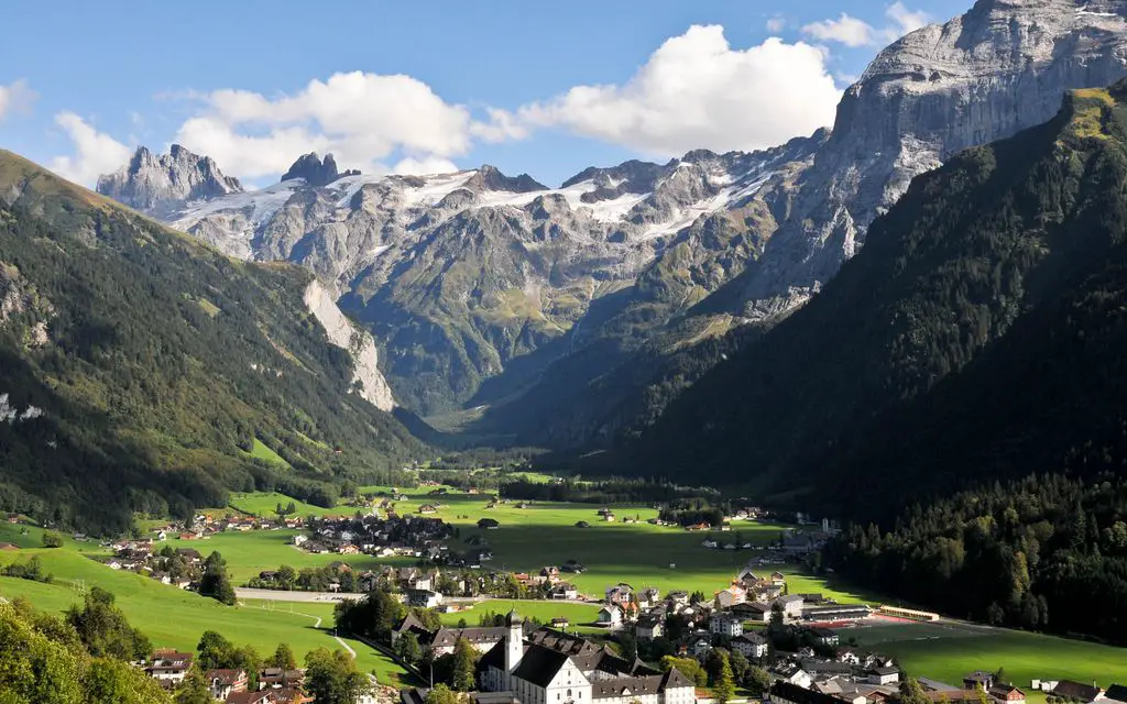 Tourist's guide to Engelberg - ski resort in Switzerland with ski jumps