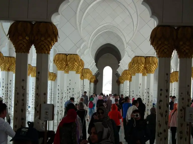 Tours of the mosque in Abu Dhabi