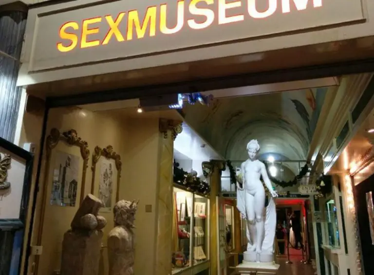 Statue of Venus at the entrance