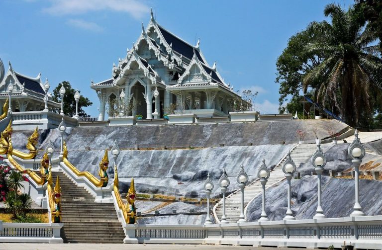Temple complex Wat Kaew Korawaram