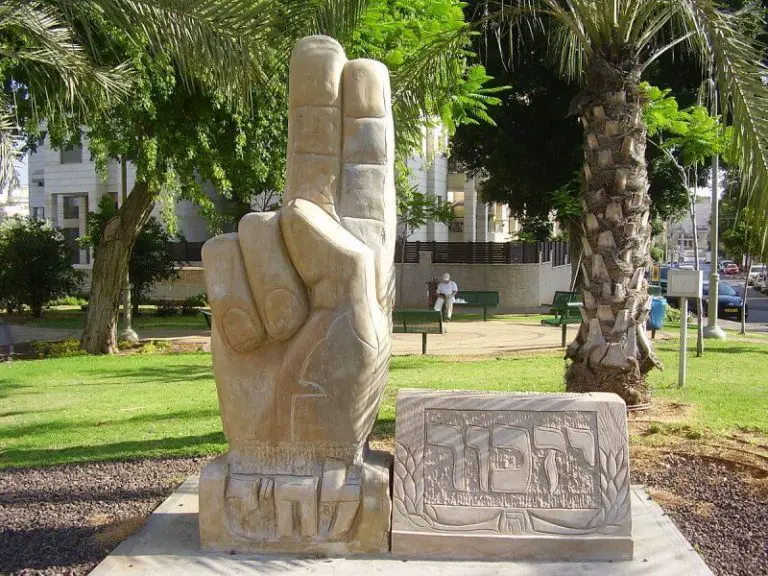 Sculpture in Petah Tikva