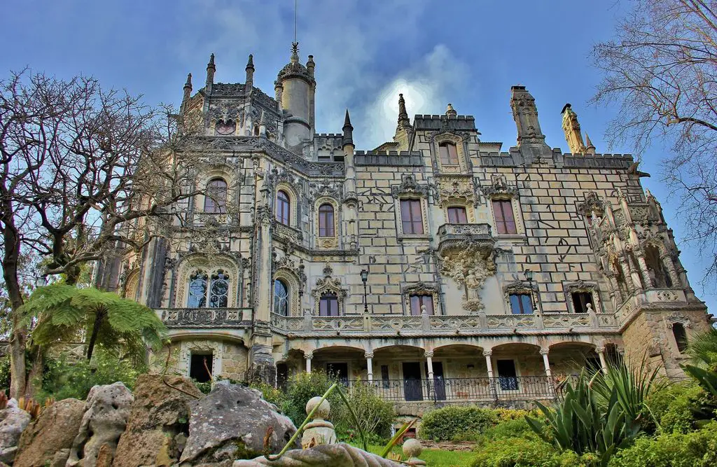 Tourist's guide to Quinta da Regaleira castle, a Portuguese miracle
