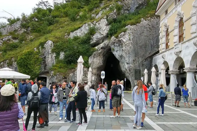 On the right is the palace-restaurant, directly the entrance to the cave