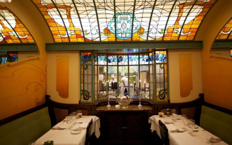 The interior of the restaurant Comme Chez Soi