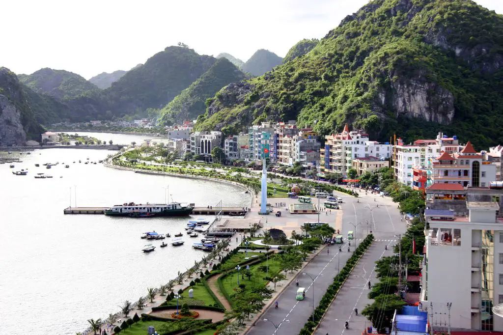 Tourist's guide to Haiphong - a major port and industrial city of Vietnam